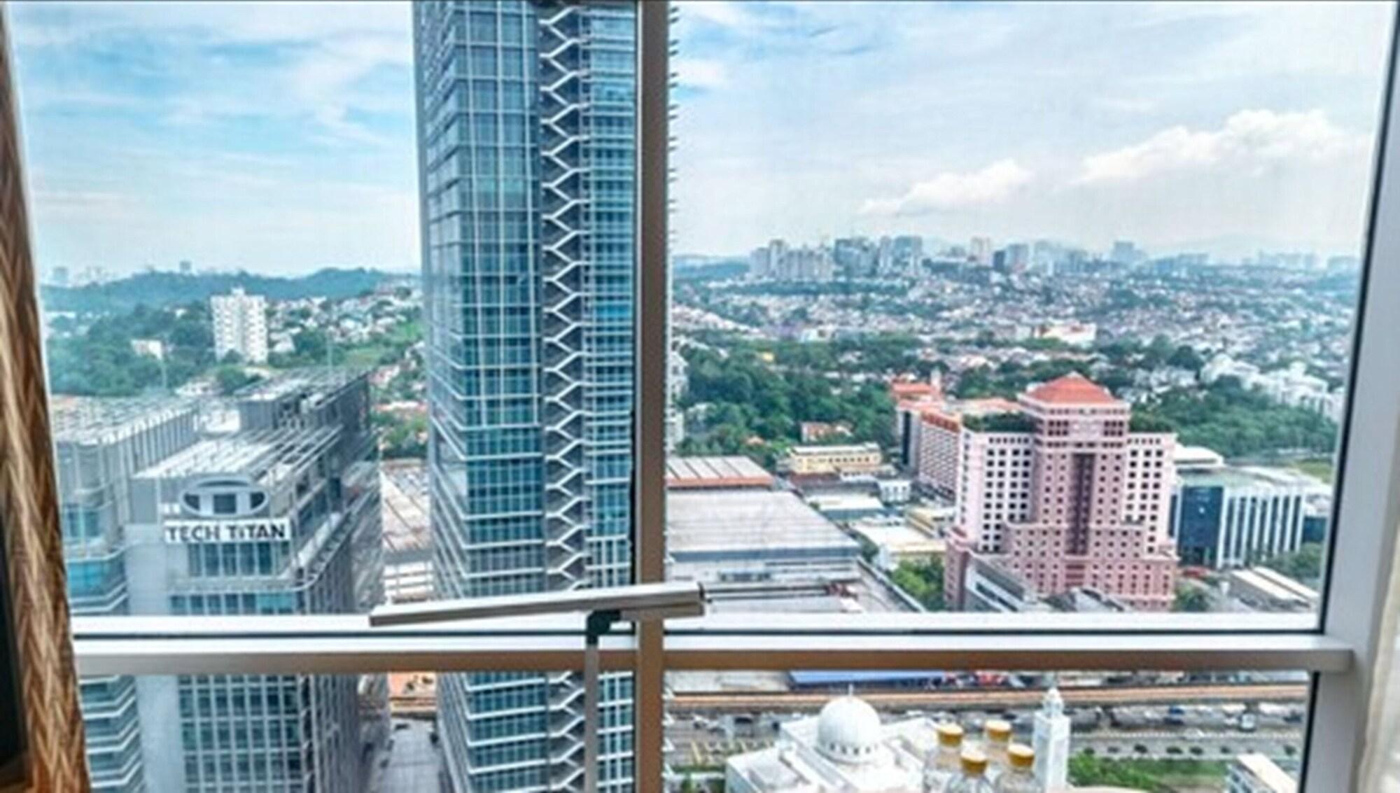 St Giles Gardens Hotel Kuala Lumpur Eksteriør billede View from the 36th floor of the tower