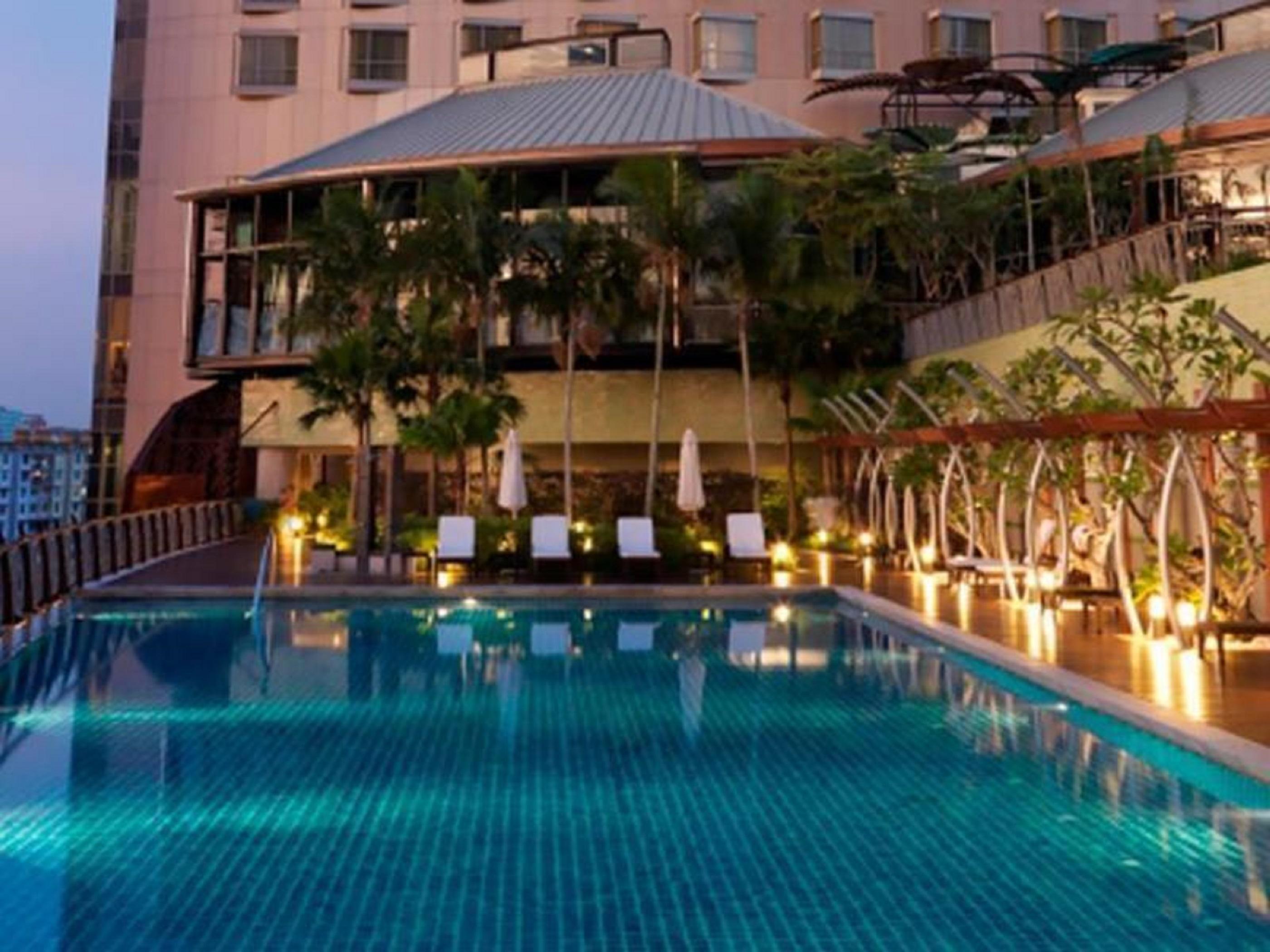 St Giles Gardens Hotel Kuala Lumpur Eksteriør billede The swimming pool at the hotel