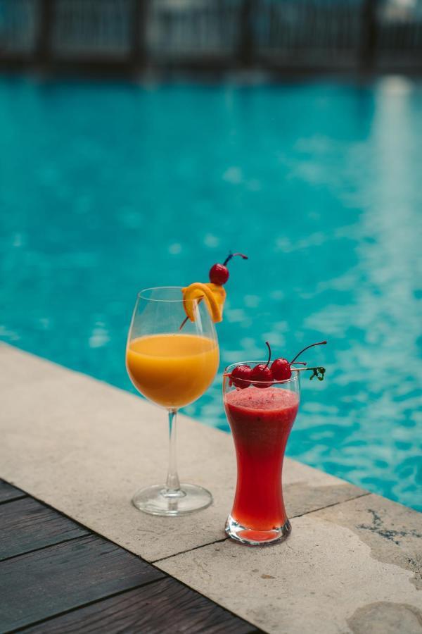 St Giles Gardens Hotel Kuala Lumpur Eksteriør billede A mango lassi (left) and a strawberry lassi (right)
